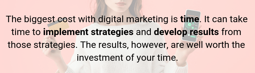 拿着信用卡和手机的妇女